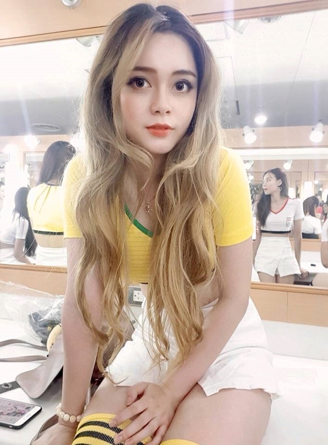 Cao Diệp Anh là đại diện cho tuyển Brazil trong chương trình "Nóng cùng World Cup". Cô gây ấn tượng với nhan sắc xinh đẹp cùng mái tóc dài được nhuộm vàng.