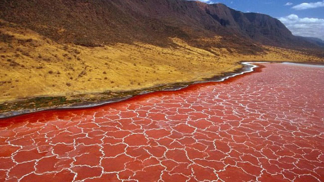 Hồ nước đỏ kỳ lạ đẹp mê hoặc nhưng cũng nguy hiểm vô cùng - 1