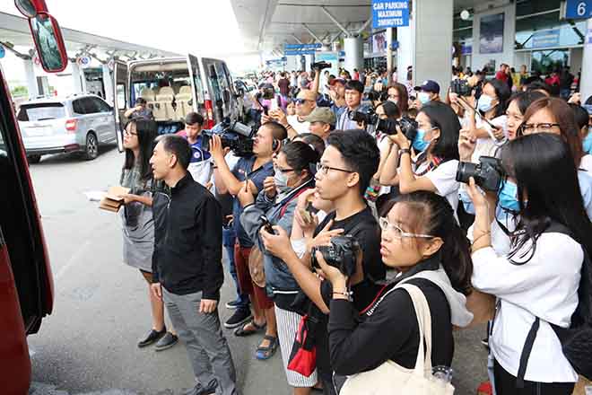 U23 Việt Nam gây sốt ở Indonesia: Văn Hoàng bị vây vì quá… đẹp trai - 7