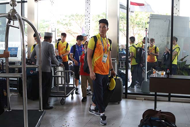 U23 Việt Nam gây sốt ở Indonesia: Văn Hoàng bị vây vì quá… đẹp trai - 1