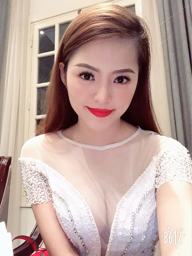 Người đẹp Hà Thu - Giải Tư Giọng Hát Hay Hà Nội 2014 và Top 18 Thần tương Bolero 2018 được cho là bạn gái của một cầu thủ đội U23 Việt Nam. Hồi tháng 2/2018, chia sẻ trên một nhóm kín, Hà Thu tiết lộ người yêu mình thường bóc quà của fan xong rồi vứt đi chứ không giữ lại làm kỷ niệm