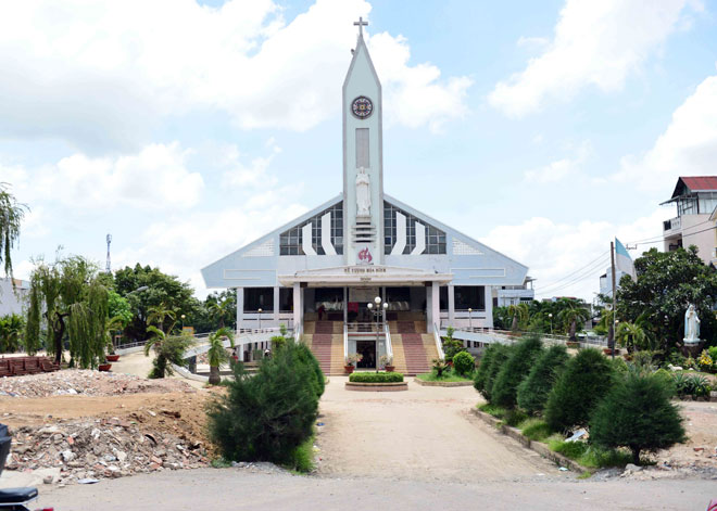 Ảnh “thần đèn” nâng nhà thờ ở Sài Gòn lên cao 2m - 1