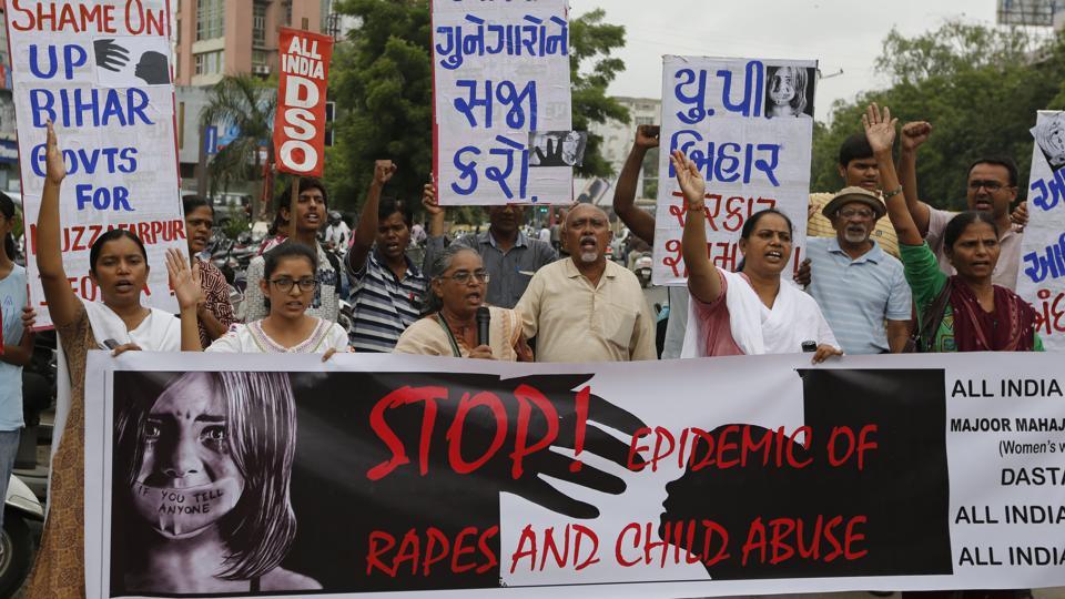 Ấn Độ: Thấy bé gái 7 tuổi chảy máu, phát hiện sự thật bàng hoàng - 1
