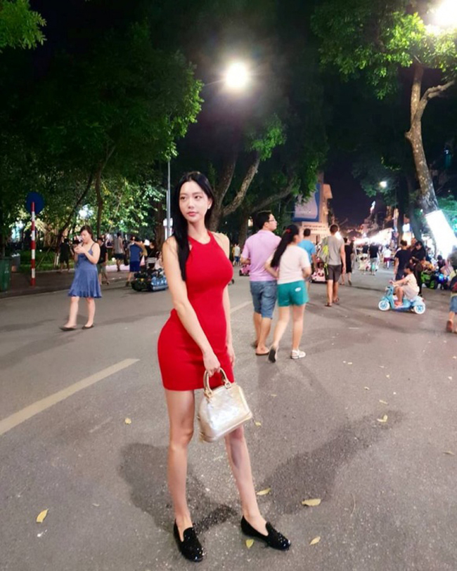 "Bom sex xứ Hàn" Clara Lee gây bất ngờ khi có mặt tại phố đi bộ Hà Nội vào ngày 12/8.