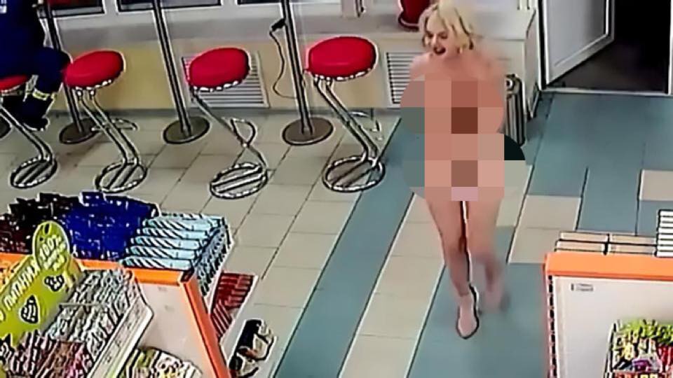 Nga: Cô gái khỏa thân thản nhiên vào siêu thị mua đồ - 1