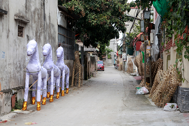 Ngựa, voi giấy “khủng” làm không kịp bán trong “tháng cô hồn” - 1