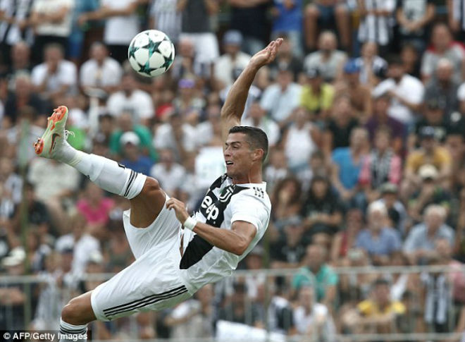 Ronaldo đá ra mắt Juventus: 8 phút xé lưới, vũ điệu mê hoặc - 5