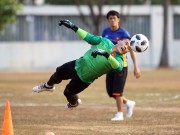 Bóng đá - U23 Việt Nam: Thủ môn Tiến Dũng mướt mồ hôi tập sân mặt ruộng ở Indonesia