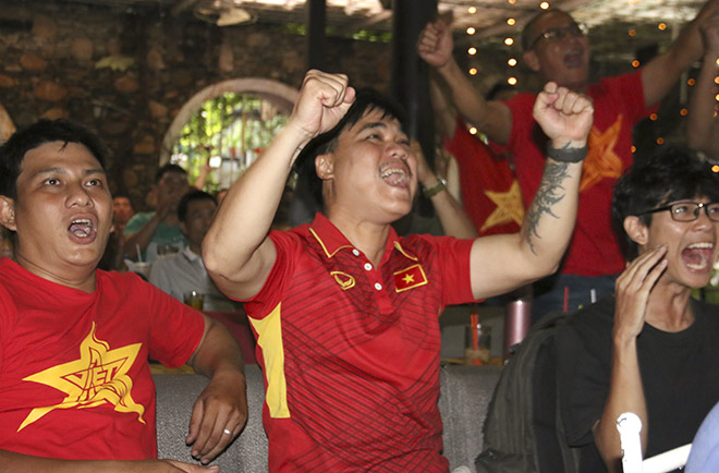 Fan Việt gào thét vì Công Phượng, Văn Quyết bùng nổ ở U23 VN - 1