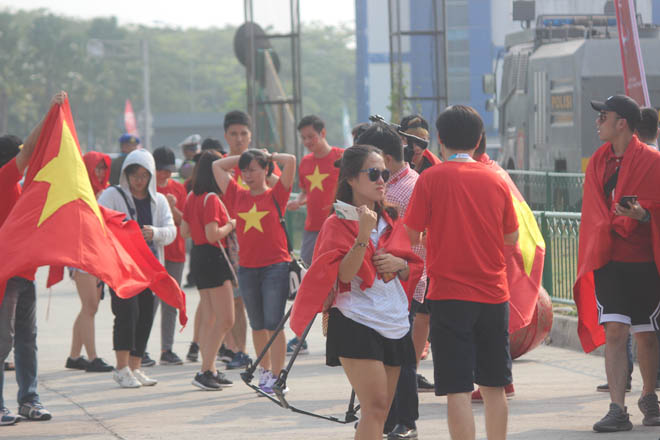U23 Việt Nam ra quân ASIAD: Fan nữ xinh đẹp &#34;tiếp lửa&#34; nơi đất khách - 1