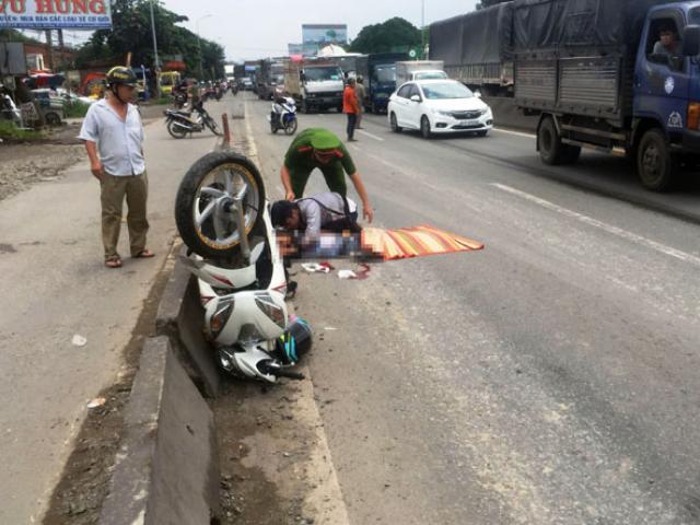 Thanh niên quỳ lạy giữa đường, ôm thi thể cô gái khóc gào