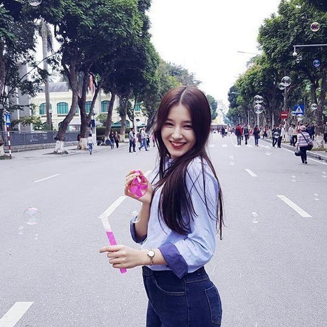 Giữa tháng 1.2017, hình ảnh một thiếu nữ xinh xắn ăn vận đơn giản, dạo chơi trên phố đi bộ ở Hà Nội khiến nhiều người tò mò. Ngay sau đó, cư dân mạng đã tìm ra danh tính cô nàng. Cô chính là Nancy, thành viên nhóm nhạc thần tượng Hàn Quốc - Momoland.