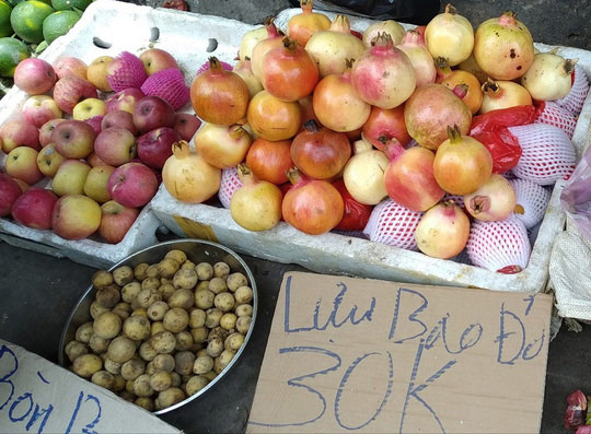 Lựu &#34;khổng lồ&#34; hơn 400.000 đồng/kg vẫn bán chạy - 2