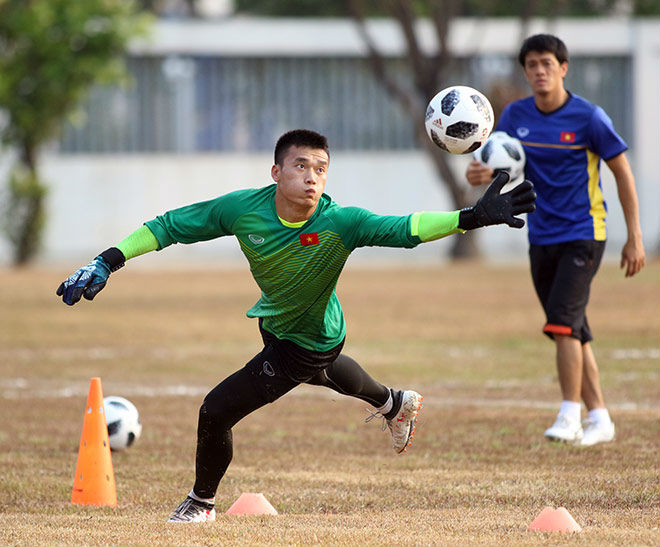 Thủ môn Tiến Dũng lập hat-trick đọ tài &#34;sư phụ&#34; tuyển U23 Việt Nam - 1