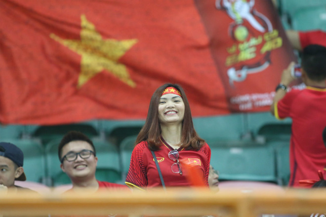 U23 Việt Nam đầu bảng ASIAD: Fan nữ xinh quá nhiệt, cầu thủ xúc động tri ân - 1