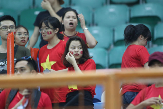 U23 Việt Nam đầu bảng ASIAD: Fan nữ xinh quá nhiệt, cầu thủ xúc động tri ân - 5