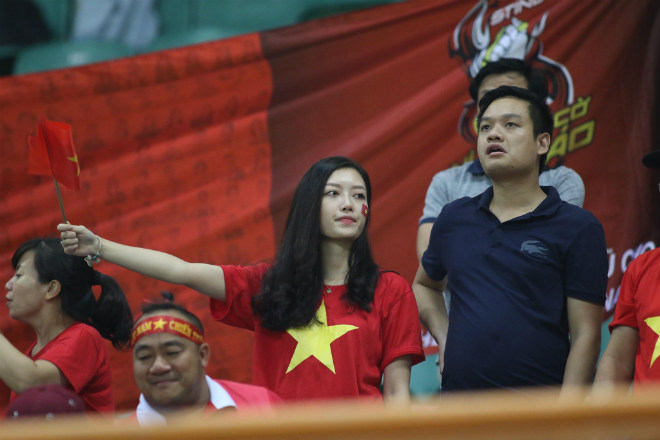 U23 Việt Nam đầu bảng ASIAD: Fan nữ xinh quá nhiệt, cầu thủ xúc động tri ân - 6