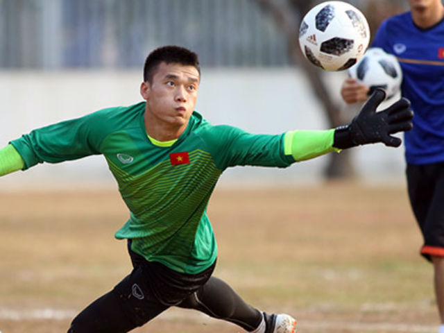 Thủ môn Tiến Dũng lập hat-trick đọ tài ”sư phụ” tuyển U23 Việt Nam