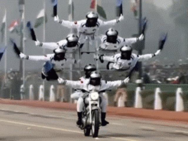 Video: Quân đội Ấn Độ biểu diễn môtô như chim bay