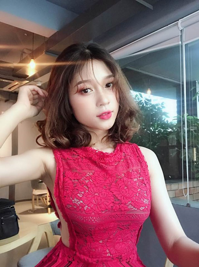 Ngọc Anh cũng góp mặt trong dàn 32 hot girl của "Nóng cùng World cup 2018". 