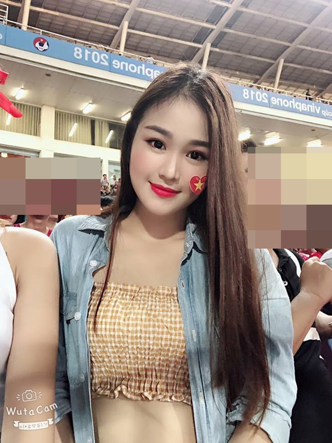 Trong nhóm hot girl đi xem bóng tại sân vận động Mỹ Đình tối 7/8 còn có Linh Trang (sinh viên trường Đại học Sân khấu Điện ảnh Hà Nội). 