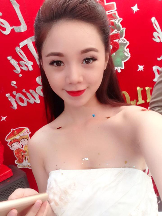 Trước đây, cô nổi tiếng khi tham gia trong MV "Vợ người ta" của Phan Mạnh Quỳnh.