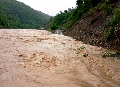 Nghệ An: Mưa lũ khiến 4 người chết, quốc lộ chia cắt, người dân bị cô lập - 1