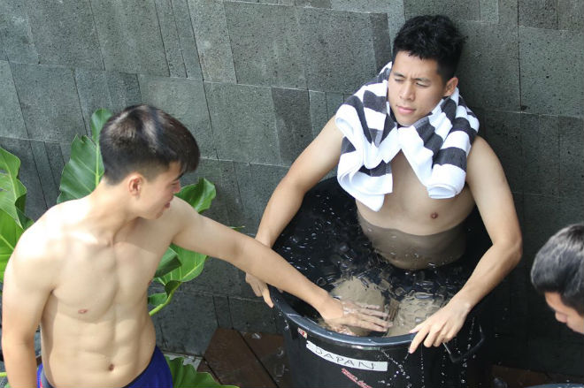 U23 VN đấu Nhật Bản: Ngâm nước đá như Ronaldo, Tiến Dũng khoe body 6 múi - 10