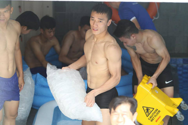 U23 VN đấu Nhật Bản: Ngâm nước đá như Ronaldo, Tiến Dũng khoe body 6 múi - 6