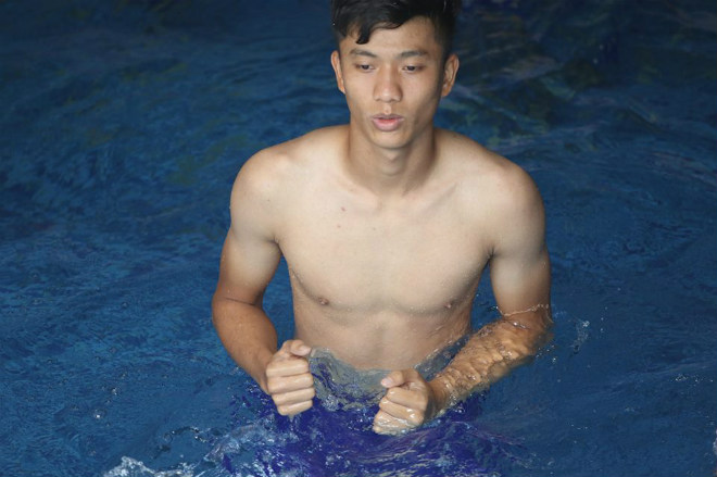 U23 VN đấu Nhật Bản: Ngâm nước đá như Ronaldo, Tiến Dũng khoe body 6 múi - 7