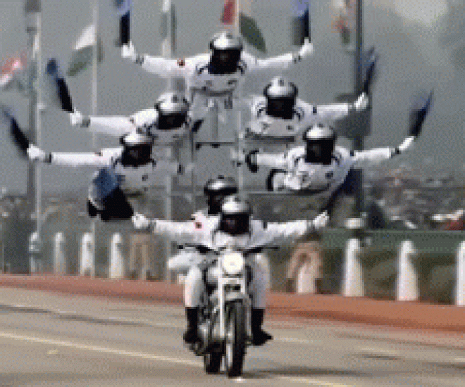 Video: Quân đội Ấn Độ biểu diễn môtô như chim bay - 1