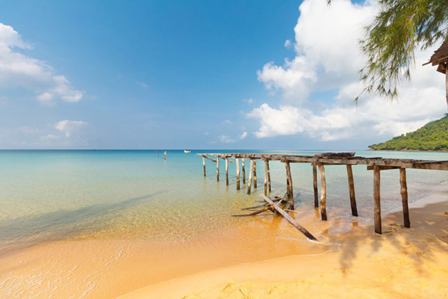 Koh Rong Sanloem, Campuchia: Nơi đây có khung cảnh rất lãng mạn,tuyệt đẹp rất phủ hợp nghỉ trăng mật với có nhiều lựa chọn để nghỉ qua đêm khác nhau từ những ngôi nhà trên cây cho đến những chiếc lều bên bờ biển hoặc những nhà nghỉ sang trọng bậc nhất.