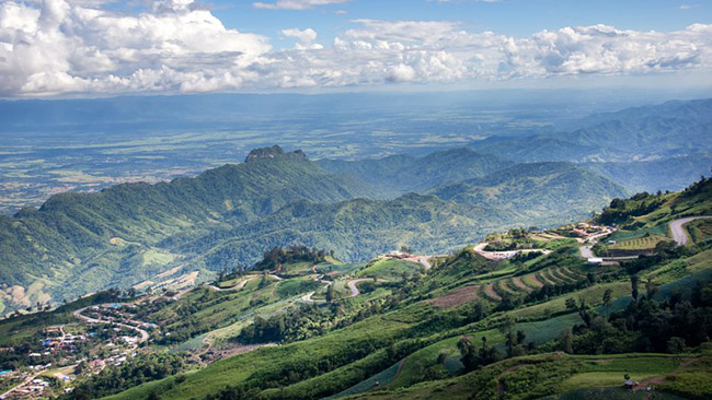 Mae Hong Song, Thái Lan: Mae Hong Song là một khung cảnh núi non tươi tốt với hàng trăm hang động ẩn, suối nước nóng, công viên thiên nhiên và thác nước rải rác khắp nơi.