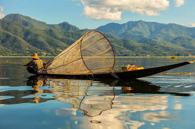 Hồ Inle, Myanmar: Ở độ cao gần 3.000 mét trên mực nước biển, Inle Lake là nơi có một số bộ lạc sinh hoạt dựa trên bốn ngôi làng chính dọc theo hồ mang tính biểu tượng, với một số khu định cư nhỏ hơn đóng khung bờ biển. Hầu hết người dân bản địa sống trong cộng đồng nhà sàn bằng tre.