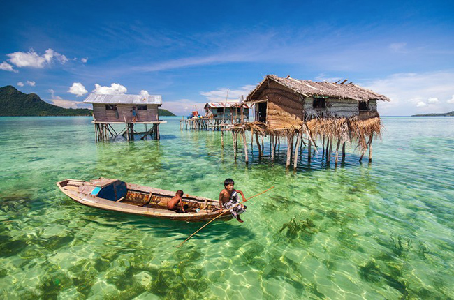 Mataking Island, Borneo, Malaysia: Còn được gọi là &#34;Maldives ẩn của Malaysia&#34;, hòn đảo này ngoài khơi Đông Nam Sabah bao gồm hai hòn đảo nhỏ nối với nhau bởi một bãi cát tự nhiên có thể nhìn thấy khi thủy triều thấp. Nơi đây có nhiều loài sinh vật biển phong phú bao gồm rùa biển, cá mập và những con cá khổng lồ.