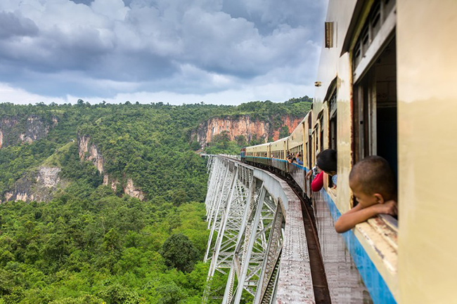 Hsipaw, Myanmar: Cây cầu cạn vượt qua hẻm núi là cái bệ đường sắt lớn nhất thế giới khi nó hoàn thành vào năm 1901, và vẫn là cây cầu cao nhất ở Myanmar. Ngôi làng Hsipaw nằm trong một thung lũng thấp với quang cảnh mang vẻ đẹp tự nhiên rất hùng vĩ.