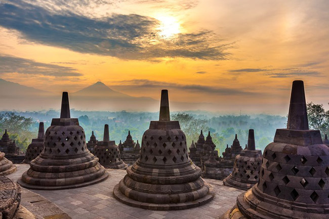 Borobudur, Indonesia: Khu phức hợp cổ xưa này là ngôi đền Phật giáo lớn nhất thế giới bị chôn vùi sâu trong rừng rậm. Lịch sử của ngôi đền được bao phủ trong bí ẩn và truyền thuyết, được xây dựng từ thế kỷ thứ 8 hoặc thứ 9, và sau đó bị bỏ rơi.