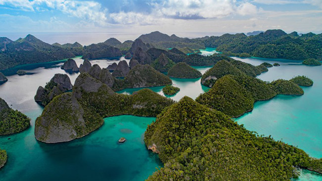 Raja Ampat, Indonesia: Nằm ở phía đông của Indonesia là quần đảo Raja Ampat nới có tới 1.500 hòn đảo nhỏ. Quần đảo này tự hào với sự đa dạng sinh học biển phong phú nhất thế giới. Raja Ampat có bốn hòn đảo chính với đầy đủ tính biểu tượng của cảnh biển, và các hang động biển tuyệt vời.