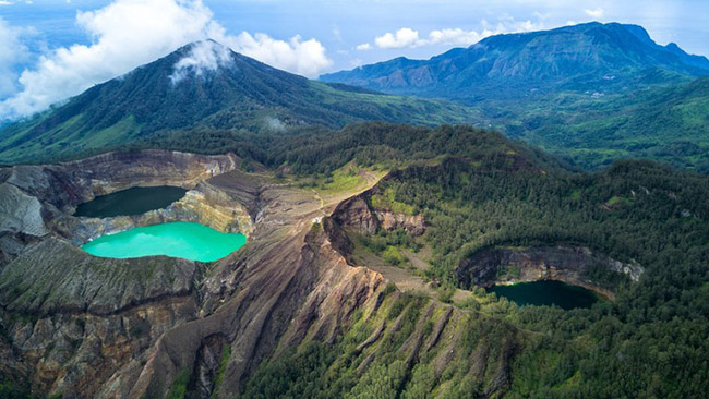 Núi Kelimutu, Indonesia: Trên ngọn núi này có ba hồ nước nổi tiếng với màu sắc luôn thay đổi. Truyền thuyết địa phương tin rằng các hồ là nơi nghỉ ngơi của các linh hồn - Tiwu Ata Bpau là hồ của người già, Tiwu K&#39;o Fi Nuwa Muri là của thanh niên và Tiwu Ata Polo là hồ phù thủy có thể thay đổi màu sắc theo tâm trạng của tinh thần.