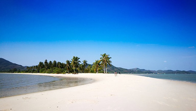 Koh Yao Yai, Thái Lan:Thiên đường nhỏ bé, bị bỏ qua này mang một vẻ đẹp rất hoang sơ với những dãy núi hùng vĩ bao quanh biển màu xanh ngọc, những ngọn dừa xanh biếc và những bãi biển cát trải dài vô tận.