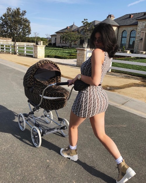 “Chất” như con gái Kylie Jenner: Chưa biết đi đã biết dùng hàng hiệu - 5