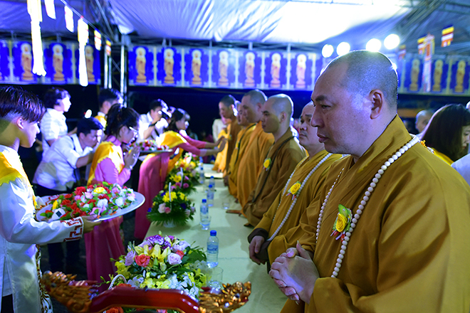 Hàng trăm người xúc động trong nghi lễ bông hồng cài áo mùa Vu Lan - 5