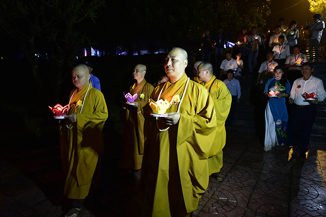 Hàng trăm người xúc động trong nghi lễ bông hồng cài áo mùa Vu Lan - 9