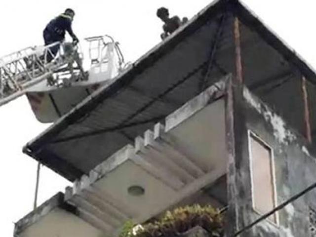 Cảnh sát giải cứu thanh niên “luyện công” trên nóc nhà