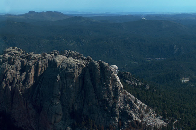 Núi Rushmore nhìn từ trên cao, với duy nhất tượng của George Washington được nhìn thấy.