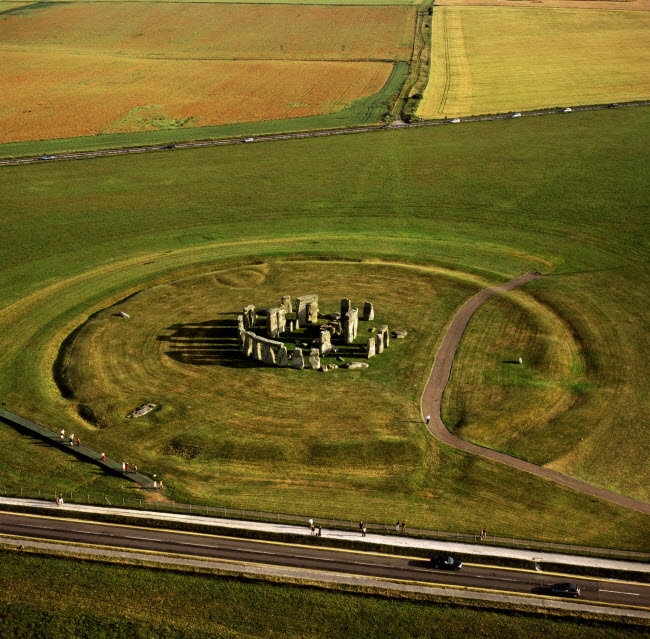 Bãi đá Stonehenge ở Amesbury, Anh, là một kỳ quan khác trông ít ấn tượng khi nhìn từ trên cao.