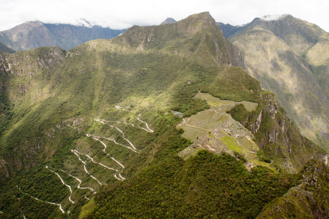 Kỳ quan Machu Picchu ở Peru thường được chụp từ vị trí cổng vào. Nhưng địa điểm này trở nên nhỏ bé trong bức ảnh được chụp từ trên cao.