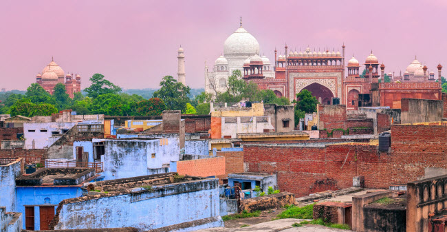 Đền thờ nổi tiếng Taj Mahal không khác biệt nhiều so với các tòa nhà xung quanh, khi nhìn từ mái một ngôi nhà ở thị trấn Agra, Ấn Độ.