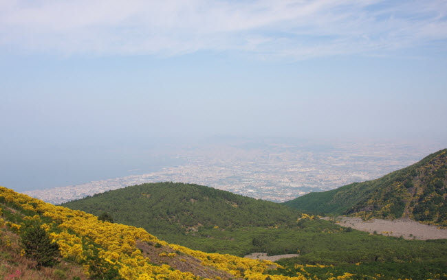 Khung cảnh núi Vesuvius thường được chụp từ thành phố Naples, Italia. Đây là hình ảnh thành phố Naples được chụp từ trên núi Vesuvius.