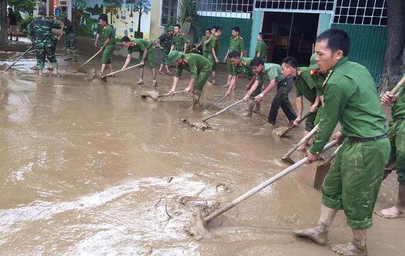 Cả gia đình bị lũ cuốn, dì tử vong khi cứu cháu - 2